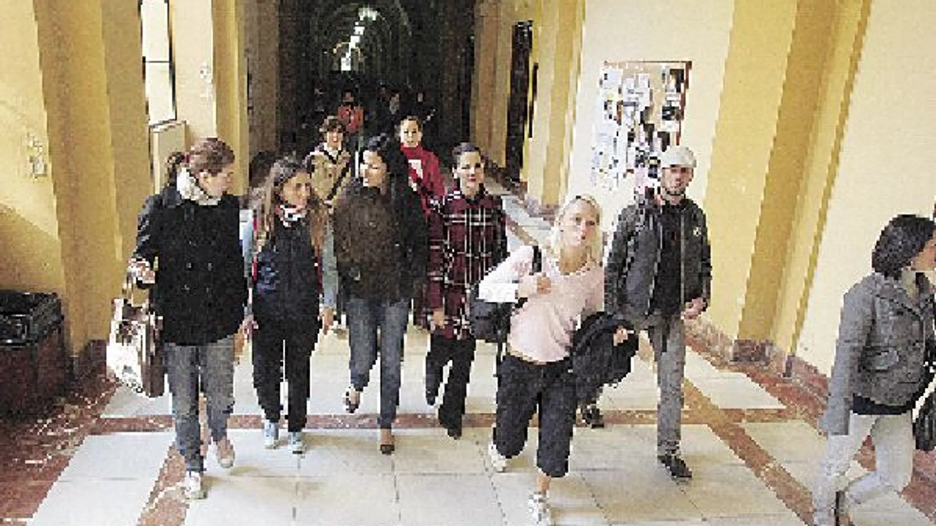 Un grupo de jóvenes camina por los pasillos de la Universidad de Sevilla