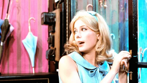 Catherine Deneuve protagonizó «Los paraguas de Cherburgo» (1964), una de las obras maestras del compositor Michel Legrand, fallecido ayer a los 86 años