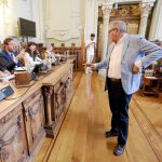 El alcalde de Valladolid, Óscar Puente, conversa con el portavoz del Grupo Popular, José Antonio Martínez Bermejo