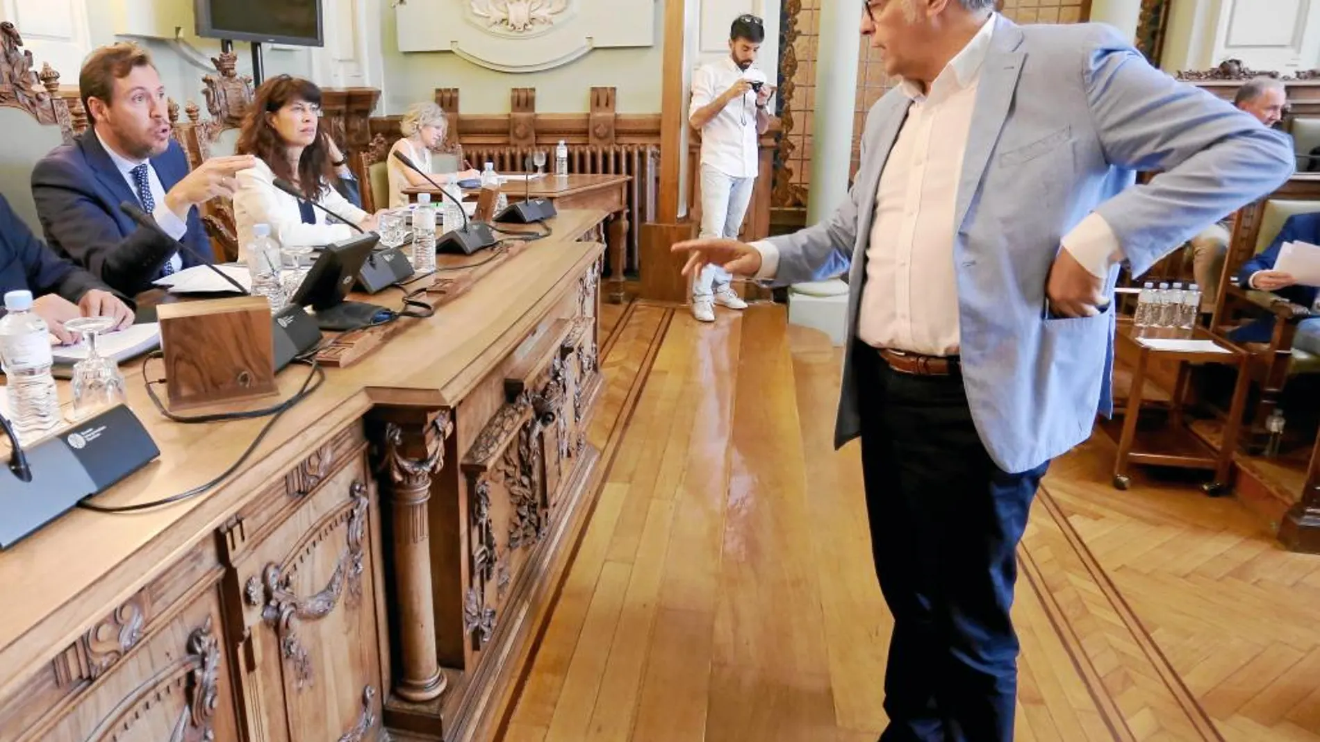 El alcalde de Valladolid, Óscar Puente, conversa con el portavoz del Grupo Popular, José Antonio Martínez Bermejo