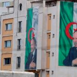 Carteles del presidente argelino, Abdelaziz Buteflika, este lunes en Argel (Argelia) / Foto: Efe