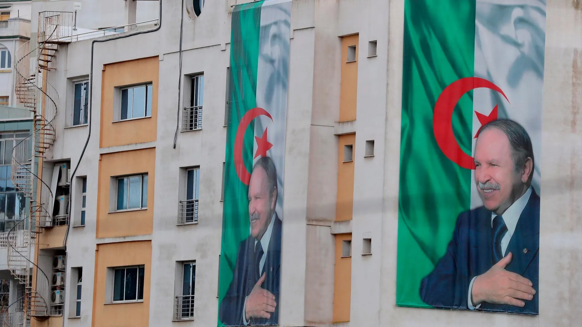 Carteles del presidente argelino, Abdelaziz Buteflika, este lunes en Argel (Argelia) / Foto: Efe