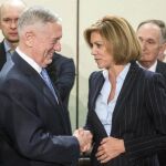Maria Dolores de Cospedal conversa con el secretario de Defensa estadounidense, James Mattis durante la reunión de ministros de Defensa de la OTAN en Bruselas el pasado 15 de febrero.