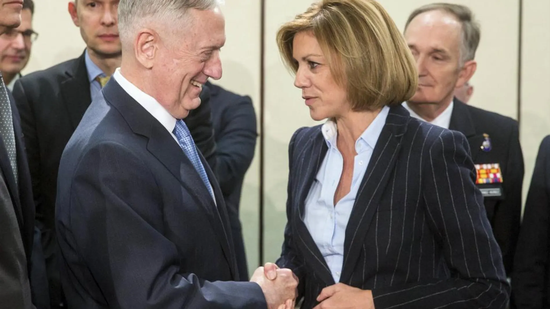 Maria Dolores de Cospedal conversa con el secretario de Defensa estadounidense, James Mattis durante la reunión de ministros de Defensa de la OTAN en Bruselas el pasado 15 de febrero.