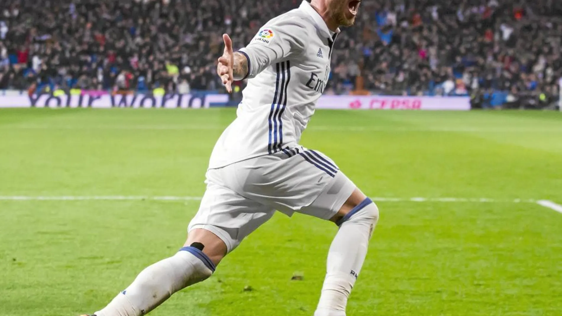 Sergio Ramos celebra el tanto con el que el Real Madrid derrotó al Deportivo en el Bernabéu