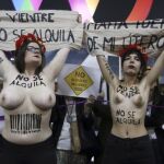 Activistas de FEMEN durante la protesta contra la feria "Surrofair"de promoción de la gestación subrogada