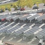 En la imagen, paneles fotovoltaicos instalados en el tejado del aparcamiento