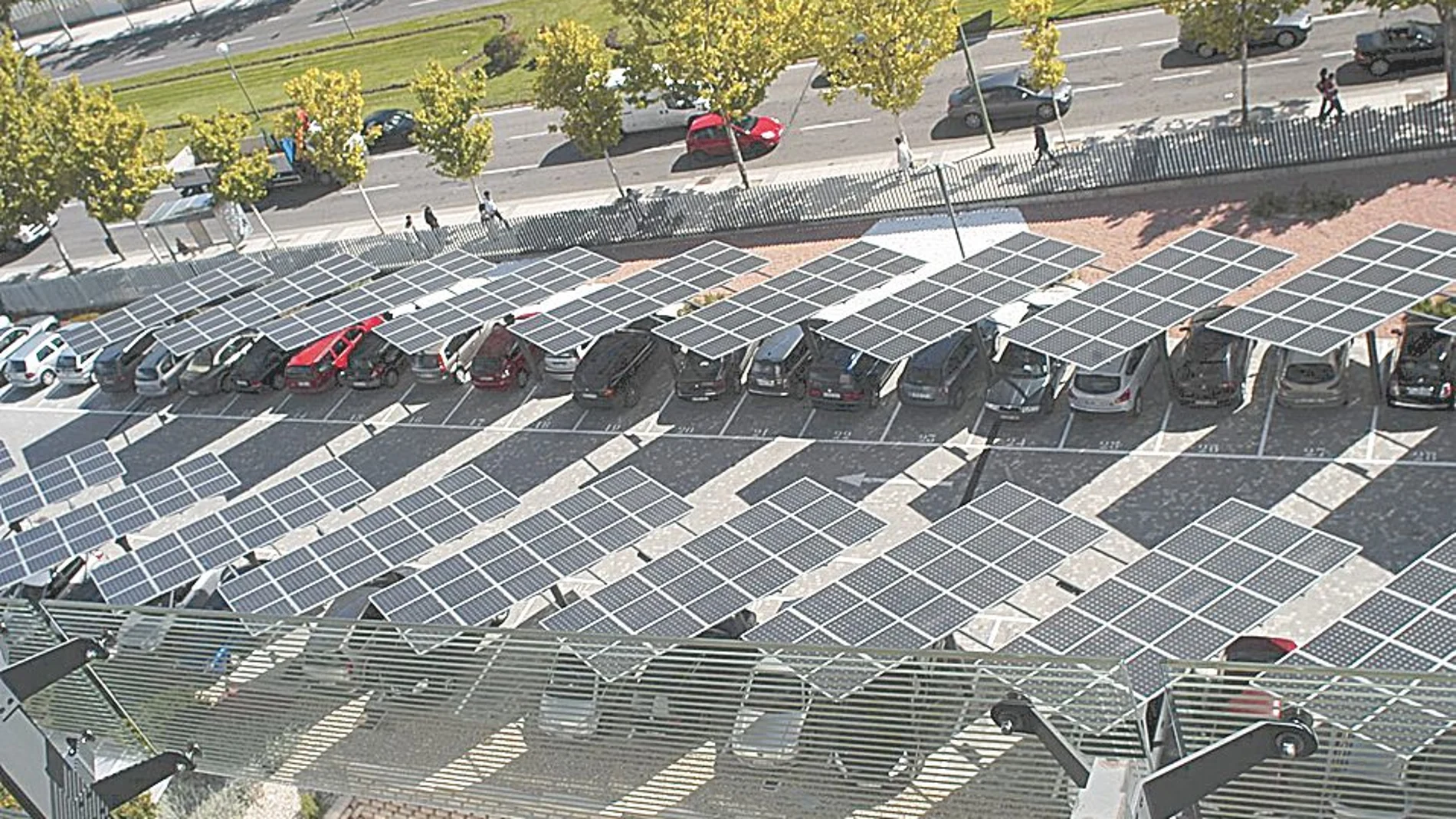 En la imagen, paneles fotovoltaicos instalados en el tejado del aparcamiento