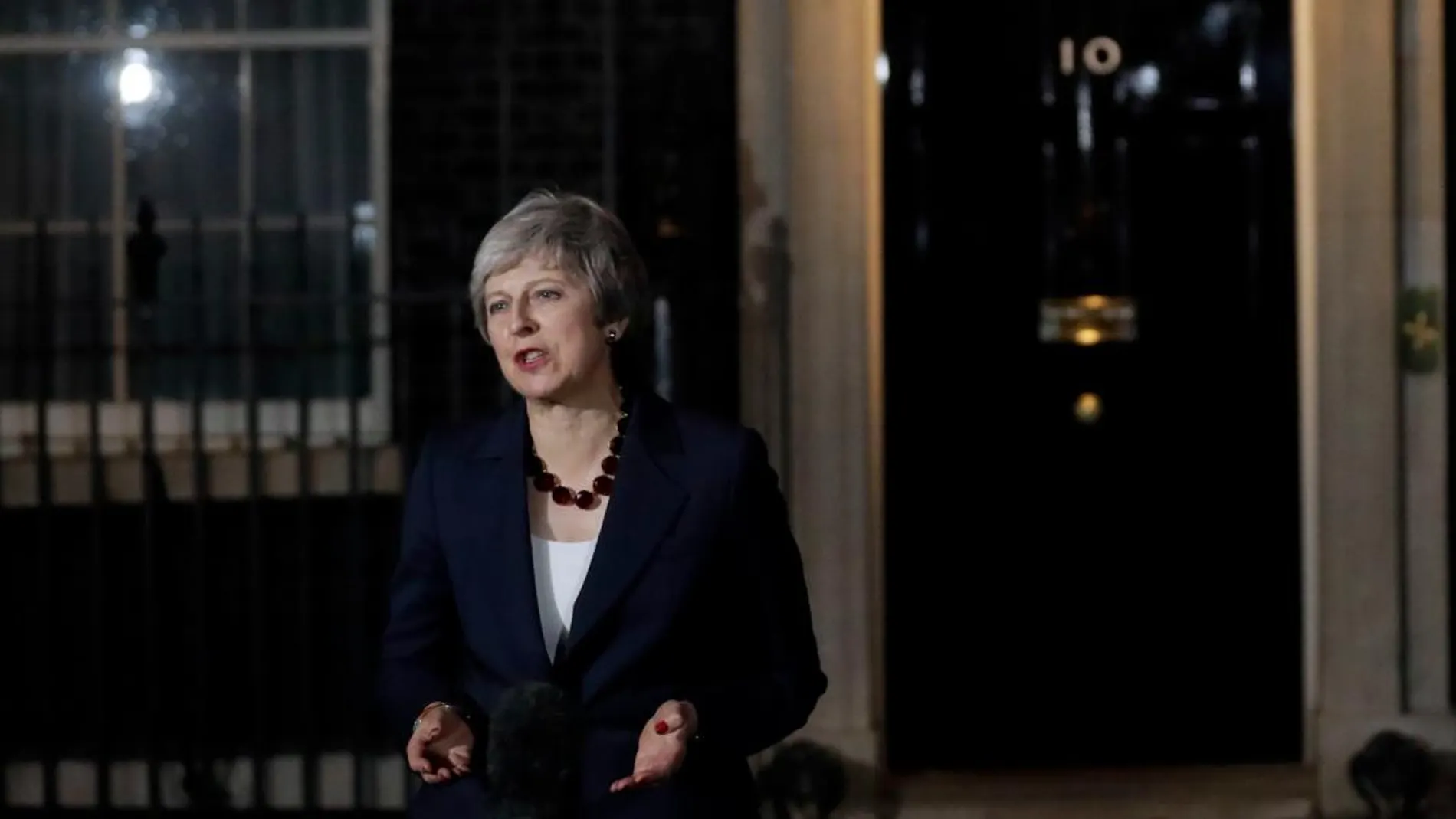 Theresa May habla con los medios tras la reunión de su gabinete que ha aprobado el acuerdo del brexit. (AP Photo/Matt Dunham)