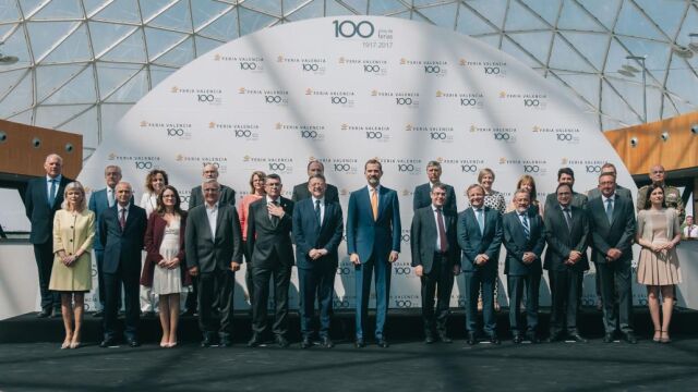 Don Felipe ayer junto a prácticamente todos los miembros del Consell y el resto de autoridades de la Comunitat