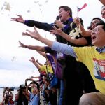 Un grupo de activistas filipinos contra el expansionismo chino arrojan flores al mar ayer en Manila
