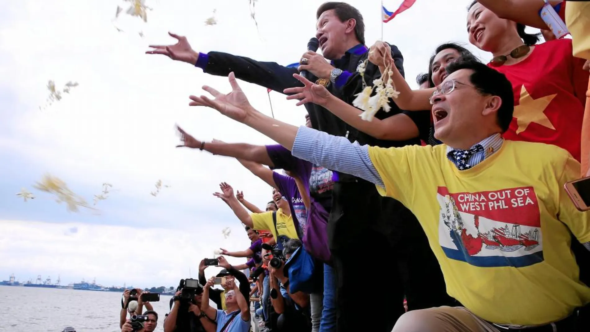 Un grupo de activistas filipinos contra el expansionismo chino arrojan flores al mar ayer en Manila