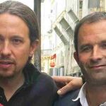 El secretario general de Podemos, Pablo Iglesias, posa junto al diputado francés, Benoït Hamon en París en 2015..