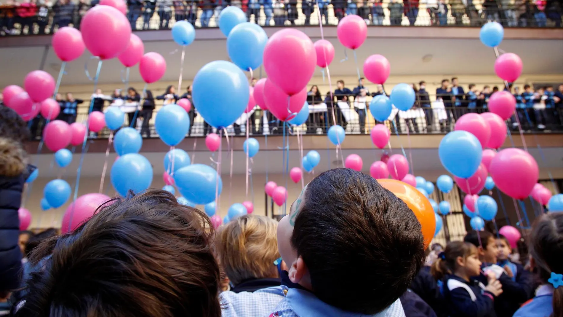 Niños sueltan globos en una protesta en Sevilla a favor de la educación concertada / Foto: Manuel Olmedo