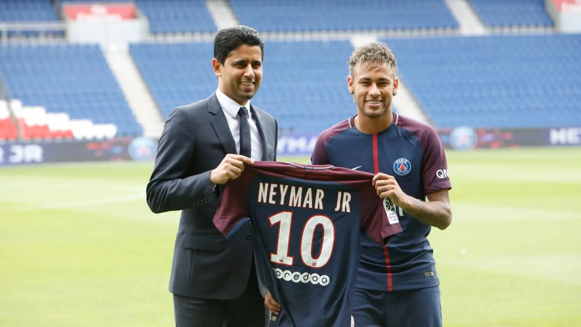 Neymar con Nasser Al-Khelaïfi, presidente del PSG, durante la presentación del jugador