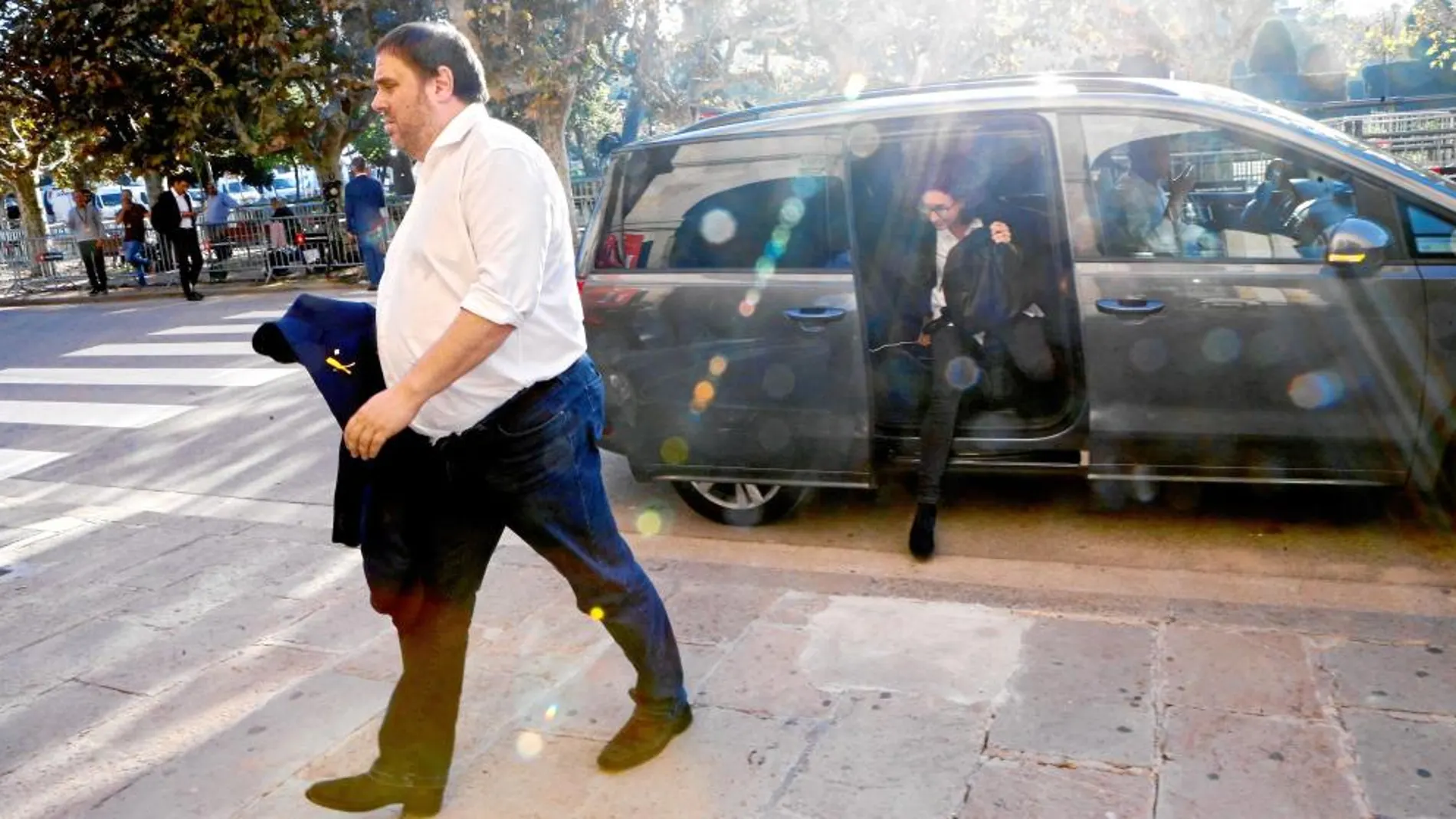 El vicepresidente de la Generalitat, Oriol Junqueras, a las puertas del Parlamento de Cataluña