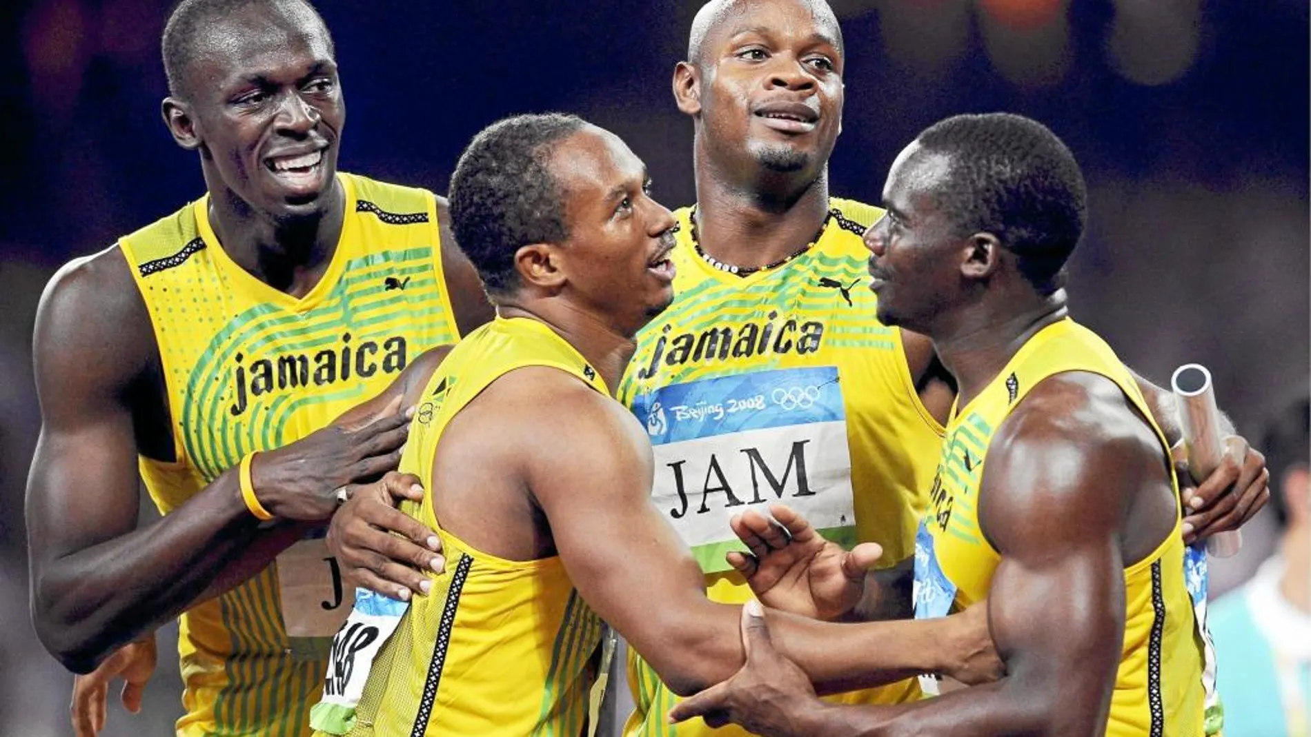 Carter, el segundo por la izquierda, junto a Bolt, Powell y Frater, nada más ganar el título olímpico en 2008