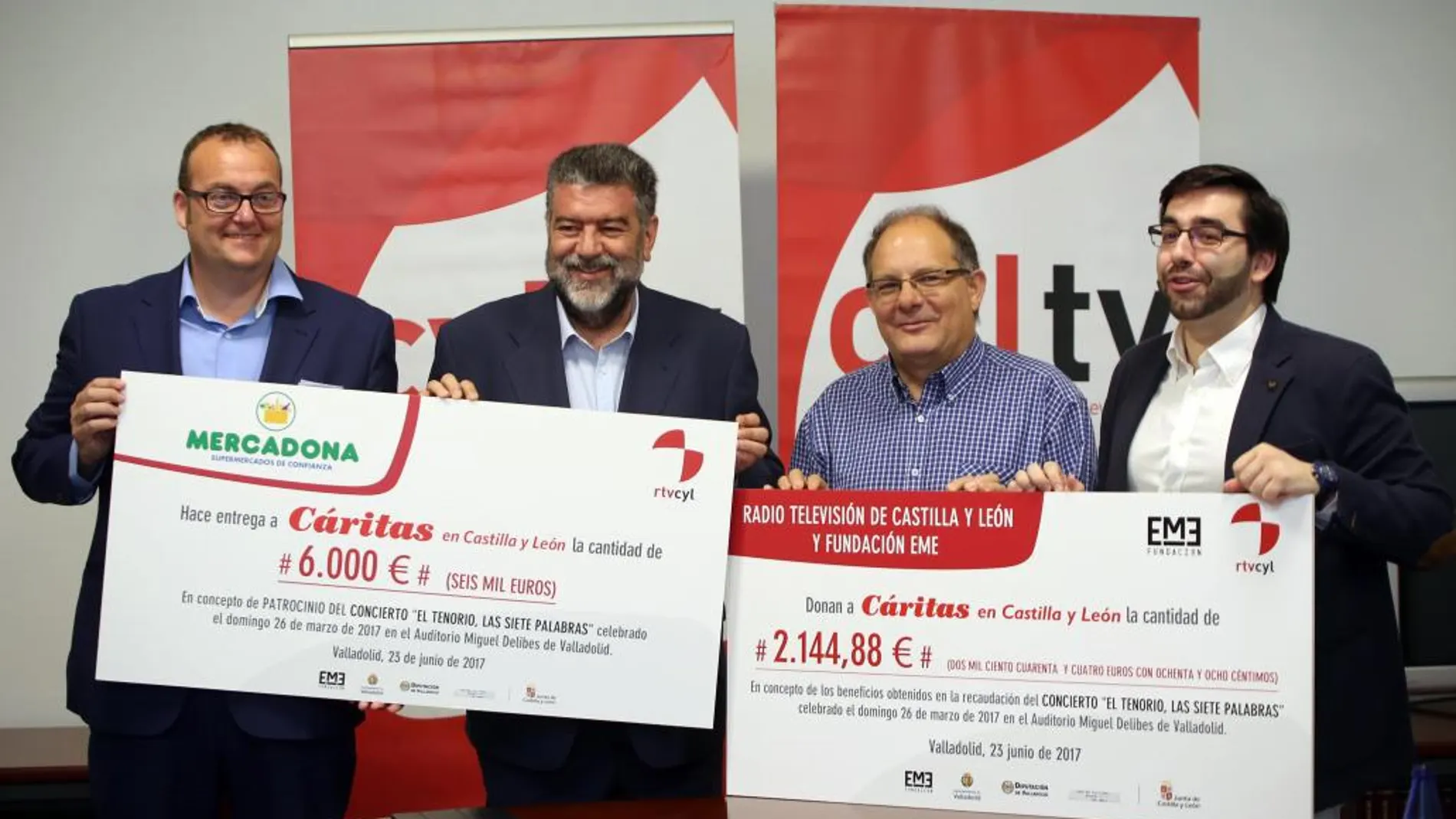Julio Casado, Francisco Temprano, Jesús García y Ernesto Monsalve entregan el cheque