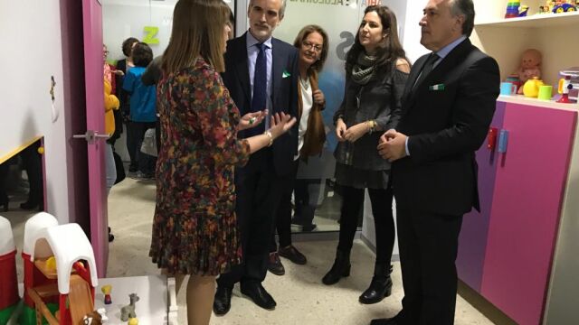 El ex consejero de Sanidad Aquilino Alonso de visita a un CAIT en Algeciras