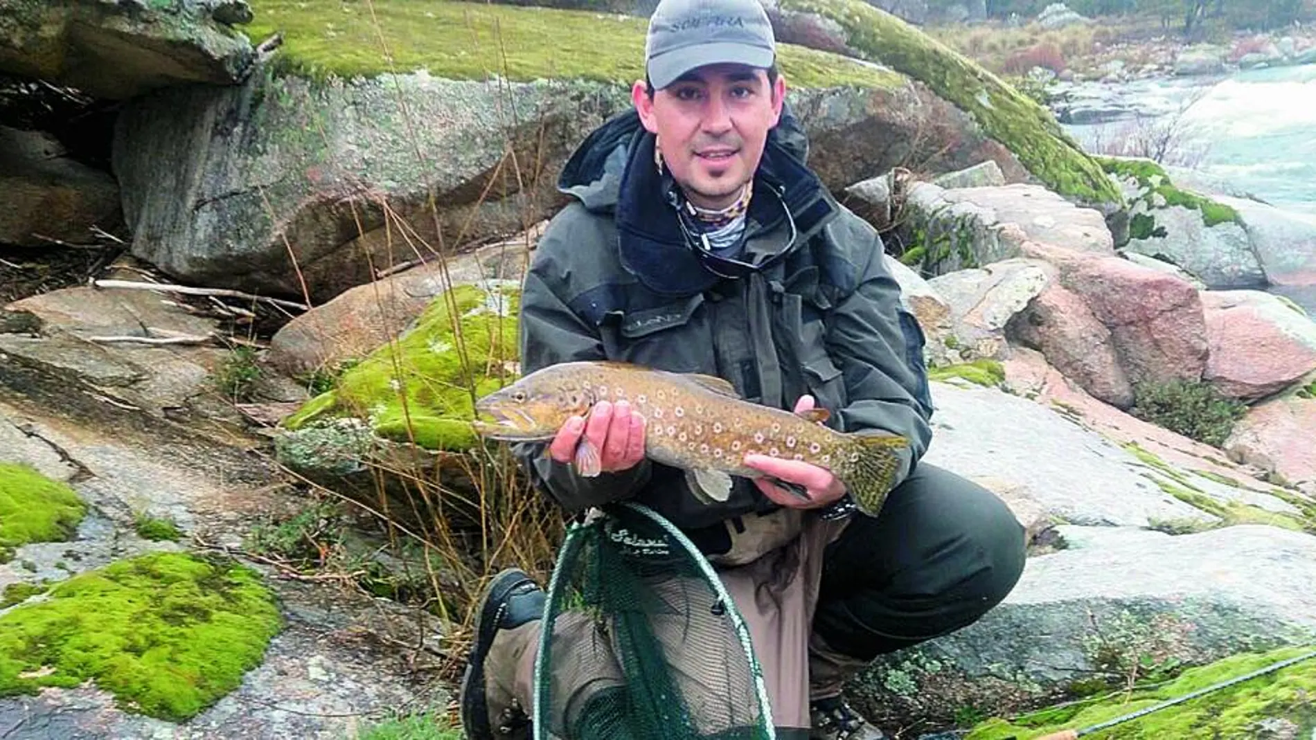El pescador César Antonio Antón Crespo captura una pieza en el río Tormes, en la provincia de Ávila