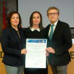 Ana Belén Martín recoge el premio de manos de José Luis Almudi, presidente del Colegio de Médicos de Valladolid y Ana Hernández, presidenta de Enfermerinnova