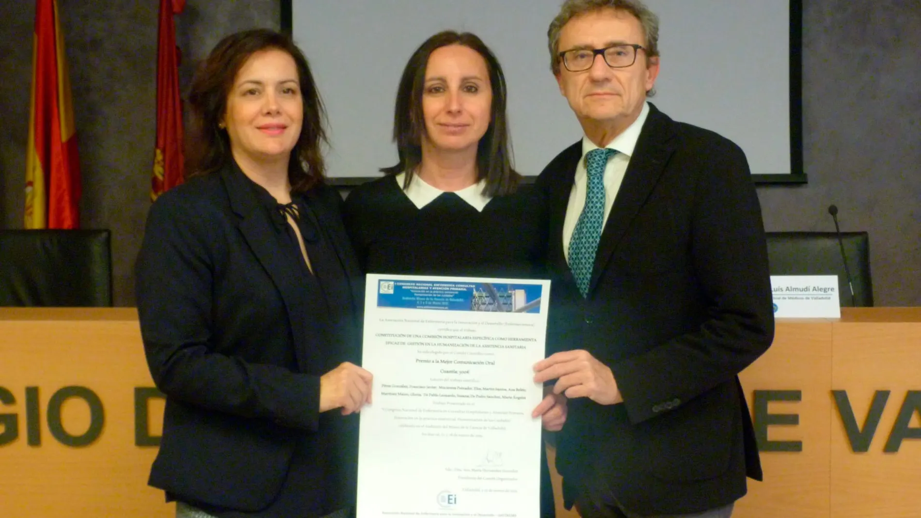 Ana Belén Martín recoge el premio de manos de José Luis Almudi, presidente del Colegio de Médicos de Valladolid y Ana Hernández, presidenta de Enfermerinnova