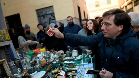 El candidato del PP a la alcaldía de Madrid, José Luis Martínez-Almeida (d), durante una visita este domingo al rastro de Madrid