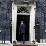 El primer ministro británico, David Cameron, vuelve a su vivienda tras la rueda de prensa