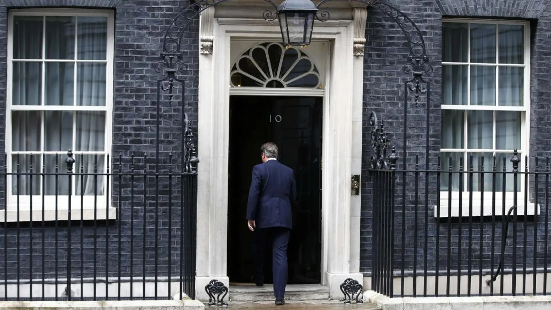 El primer ministro británico, David Cameron, vuelve a su vivienda tras la rueda de prensa