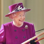 Isabel II sostiene el "Bastón de la Reina"durante el lanzamiento de los juegos de la Commonwealth