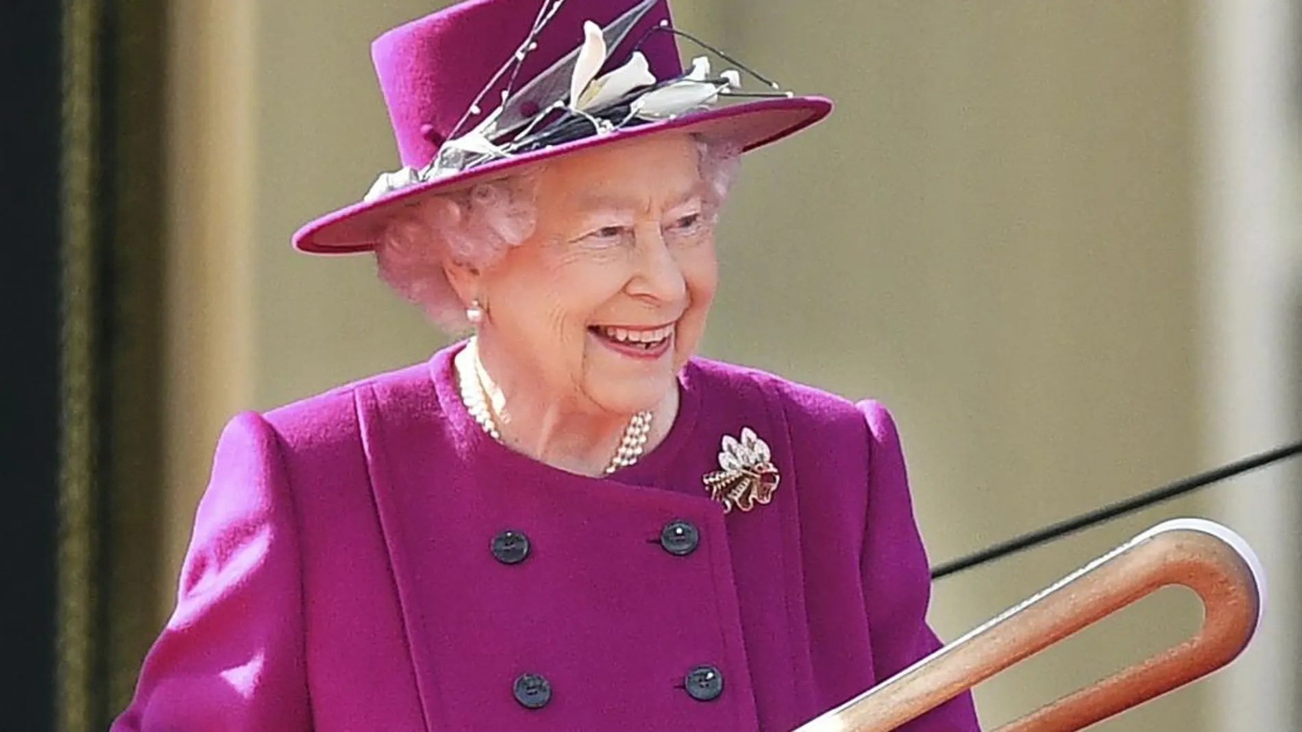 Isabel II sostiene el "Bastón de la Reina"durante el lanzamiento de los juegos de la Commonwealth