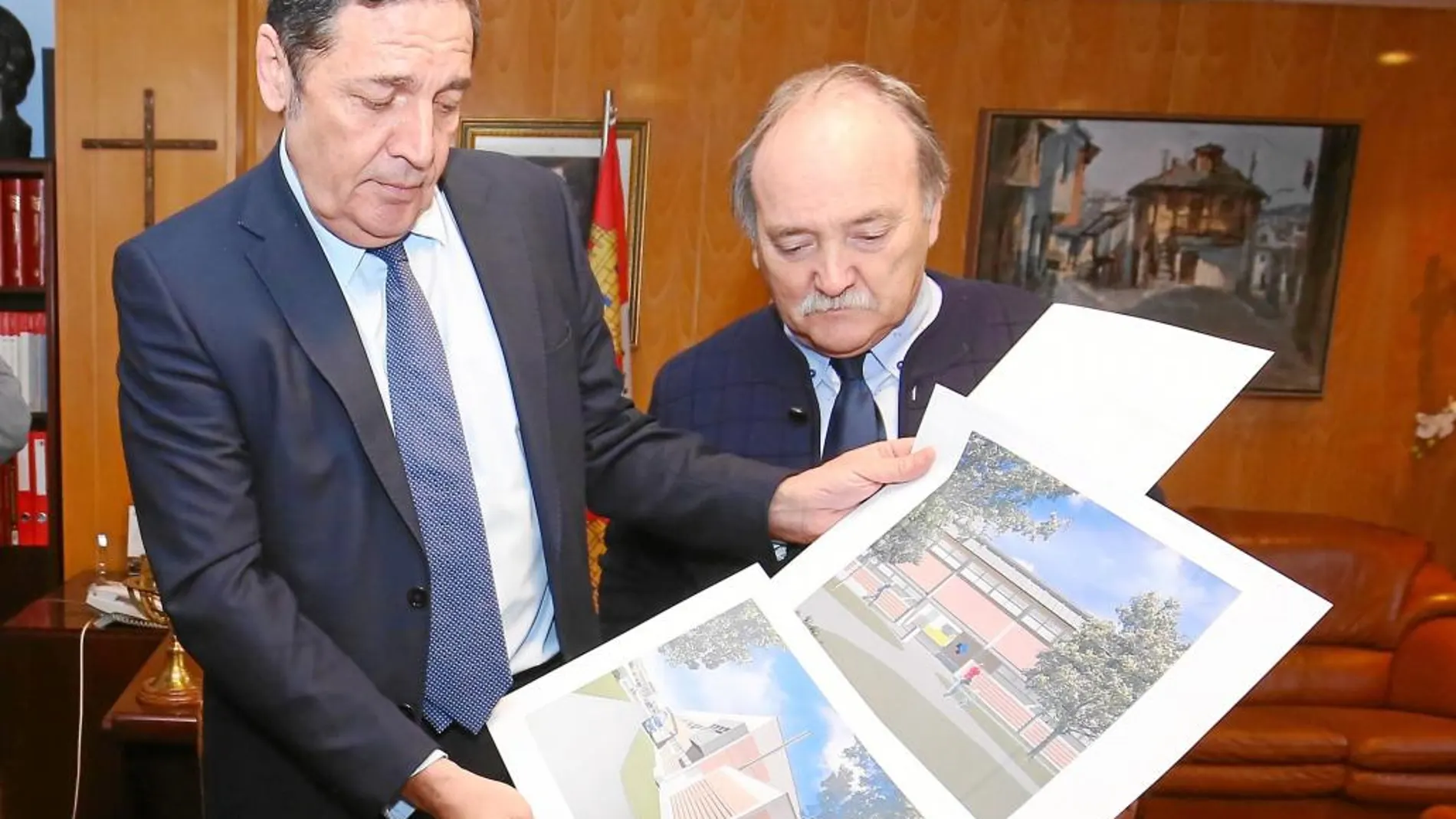 Antonio Sáez Aguado observa con el alcalde José Manuel Otero los planos del futuro centro de Bembibre