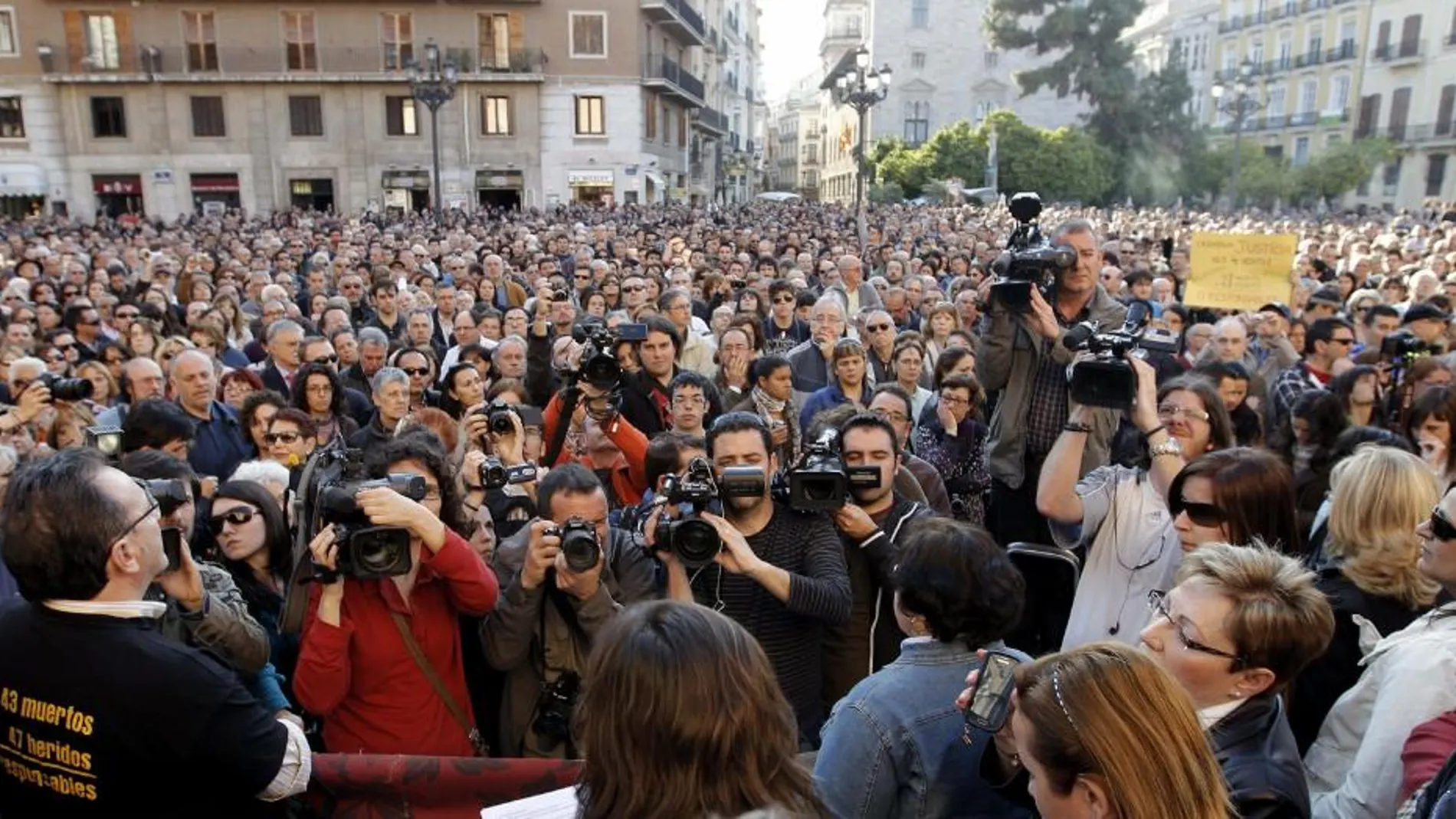 Miles de personas han participado hoy en la concentración que el dia 3 de cada mes convoca la "Asociación de Víctimas del Metro del 3 de Julio"