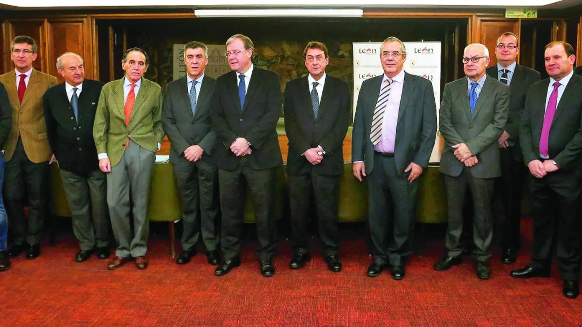 Foto de familia del alcalde de León, Antonio Silván, con la Junta Directiva de la Federación Leonesa de Empresarios
