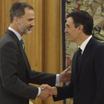 El Rey saluda al secretario general del PSOE, Pedro Sánchez (d), a quien recibió hoy en audiencia en el Palacio de la Zarzuela
