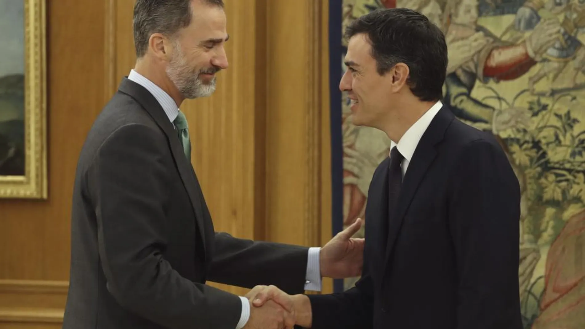El Rey saluda al secretario general del PSOE, Pedro Sánchez (d), a quien recibió hoy en audiencia en el Palacio de la Zarzuela
