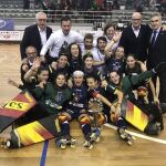 Las jugadores de la selección española femenina de hockey patines celebran su quinto título consecutivo