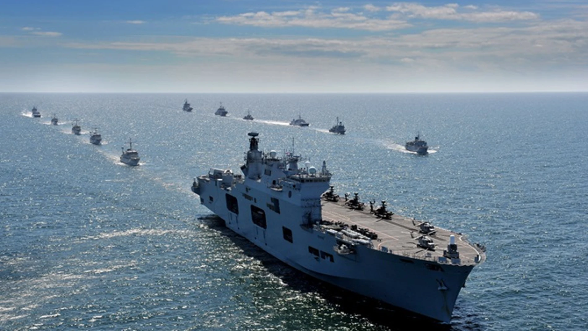 Imagen del HMS Ocean junto a otros buques de la Royal Navy británica