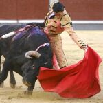 Iván Vicente ejecutando un natural, ayer, en Las Ventas