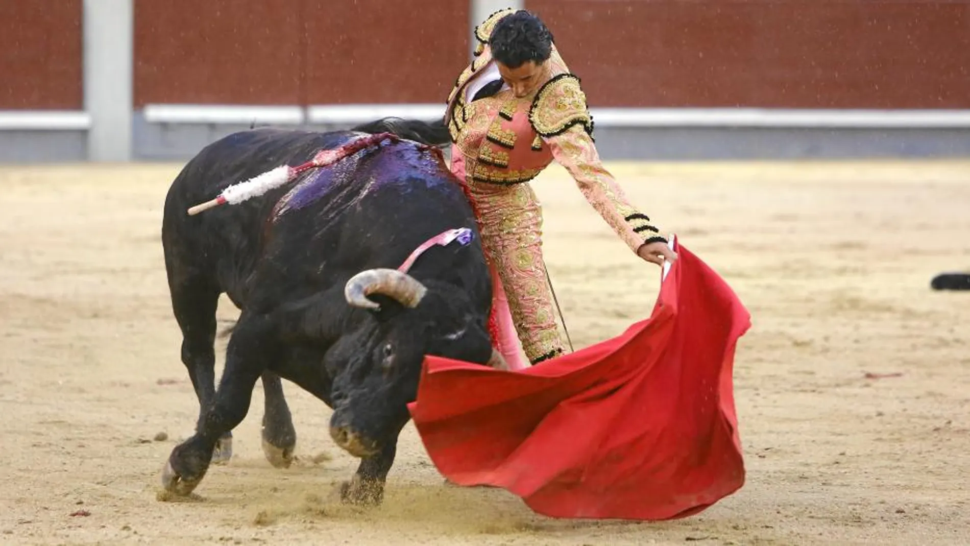 Iván Vicente ejecutando un natural, ayer, en Las Ventas
