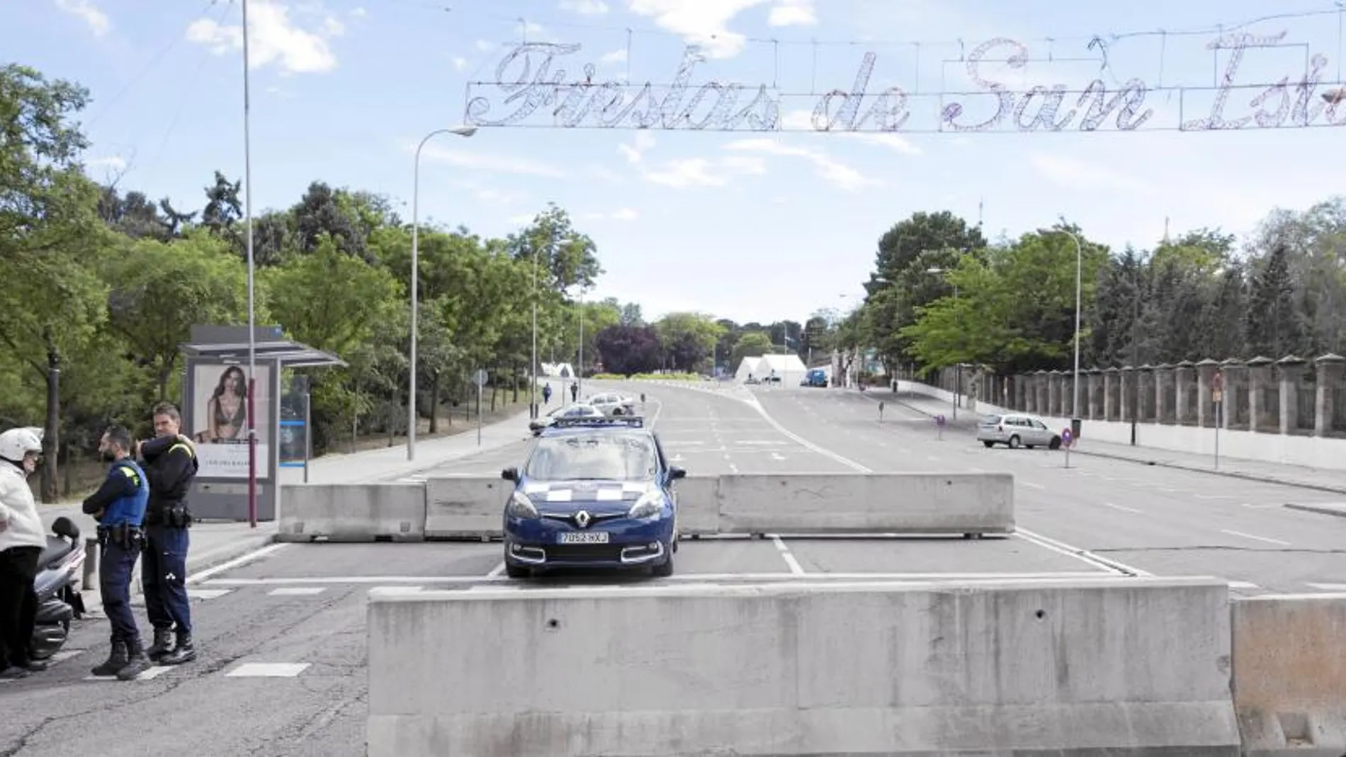 Desde ayer y hasta el próximo miércoles, la Policía impide el acceso de vehículos pesados en todo el entorno de la pradera, donde además se han colocado bloques de hormigón en las entradas