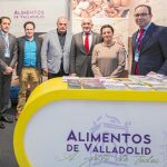 Jesús Julio Carnero, parte de su equipo y Javier Labarga promocionan «Alimentos de Valladolid»