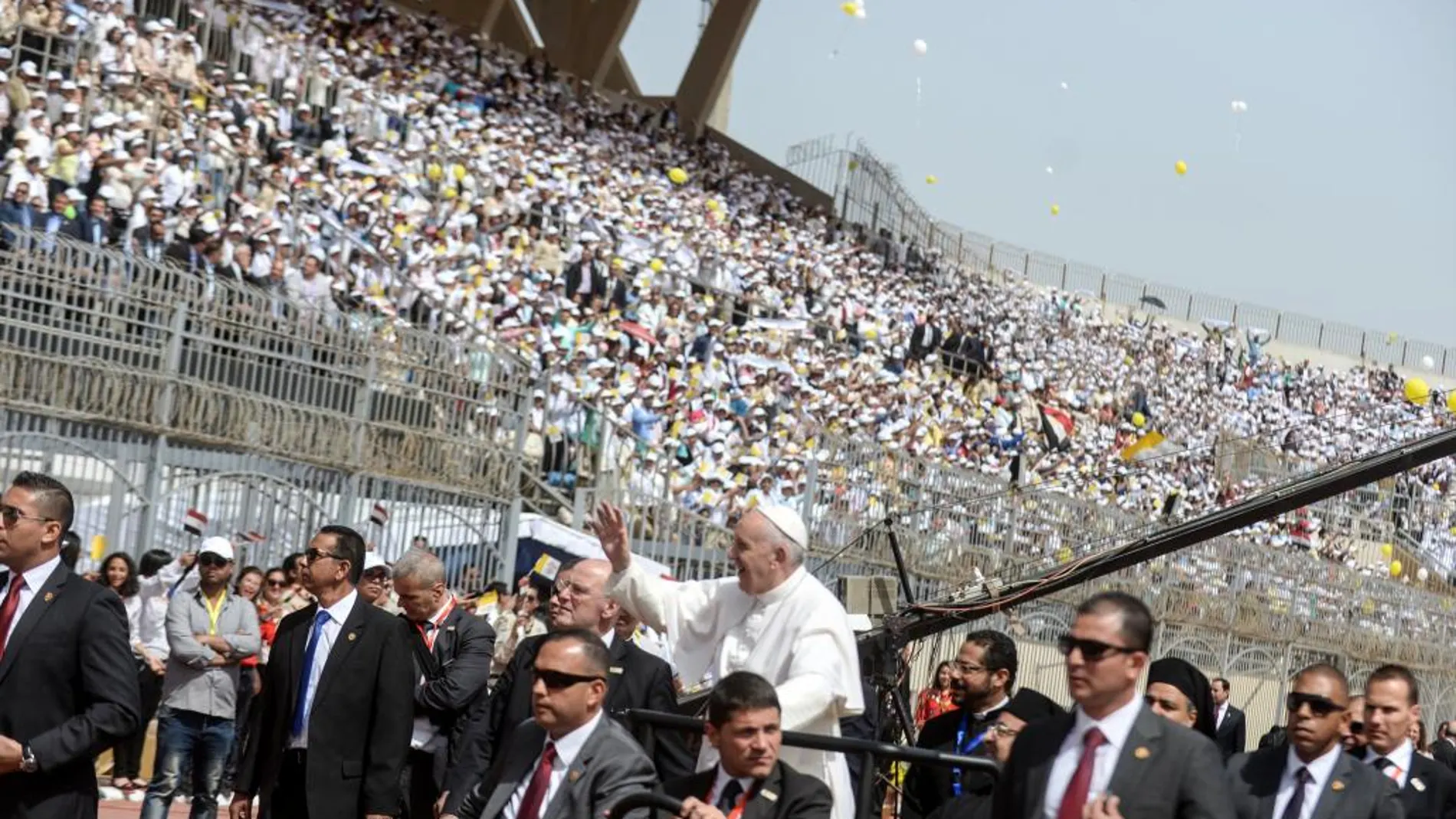 El Papa ante unos 15.000 católicos hoy en El Cairo en el segundo y último día de su visita a Egipto.