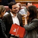 La nueva diputada de Unidos Podemos Sol Sánchez (d), sustituta de Íñigo Errejón que renunció ayer a su acta de diputado, acompañada por el líder de IU, Alberto Garzón