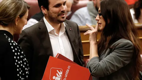La nueva diputada de Unidos Podemos Sol Sánchez (d), sustituta de Íñigo Errejón que renunció ayer a su acta de diputado, acompañada por el líder de IU, Alberto Garzón