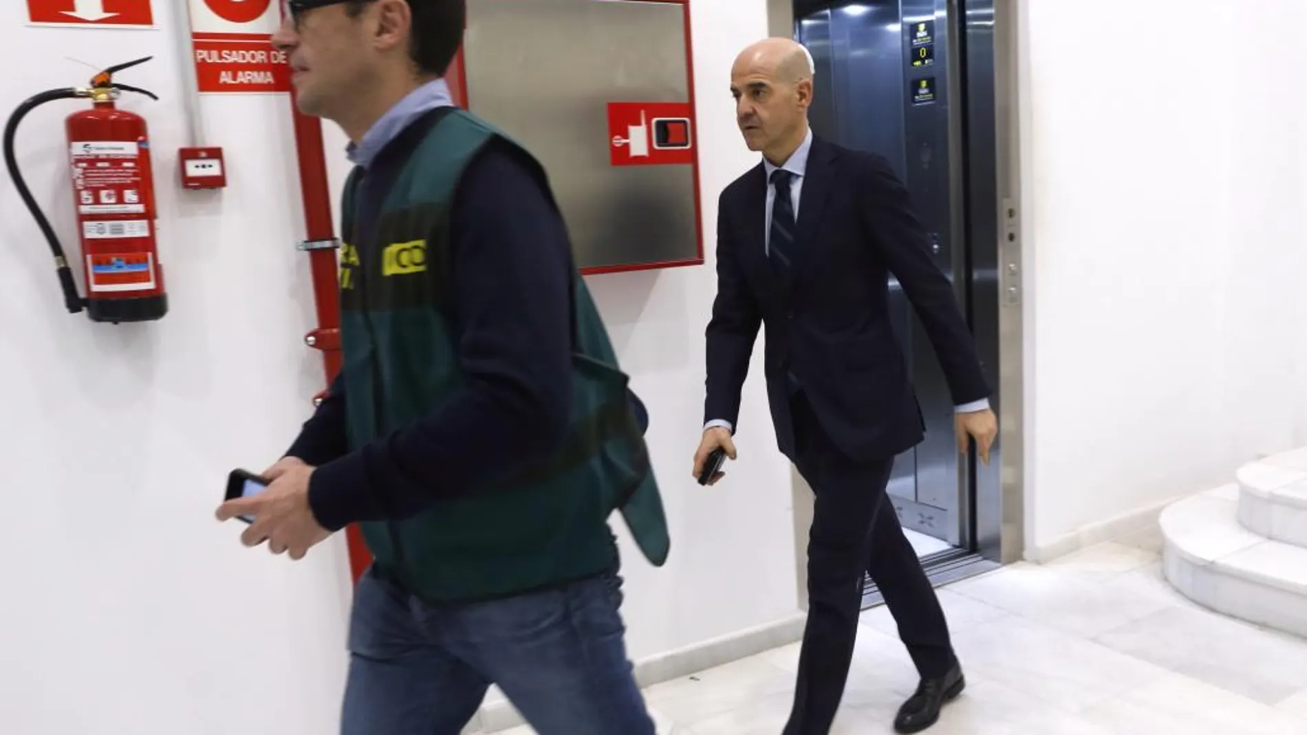El fiscal anticorrupción, Pablo Ponce, acompañado por un agente de la UCO, en el Ayuntamiento de Valencia