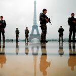 Soldados franceses patrullan cerca de la Torre Eiffel en plena operación «Sentinelle» / Reuters