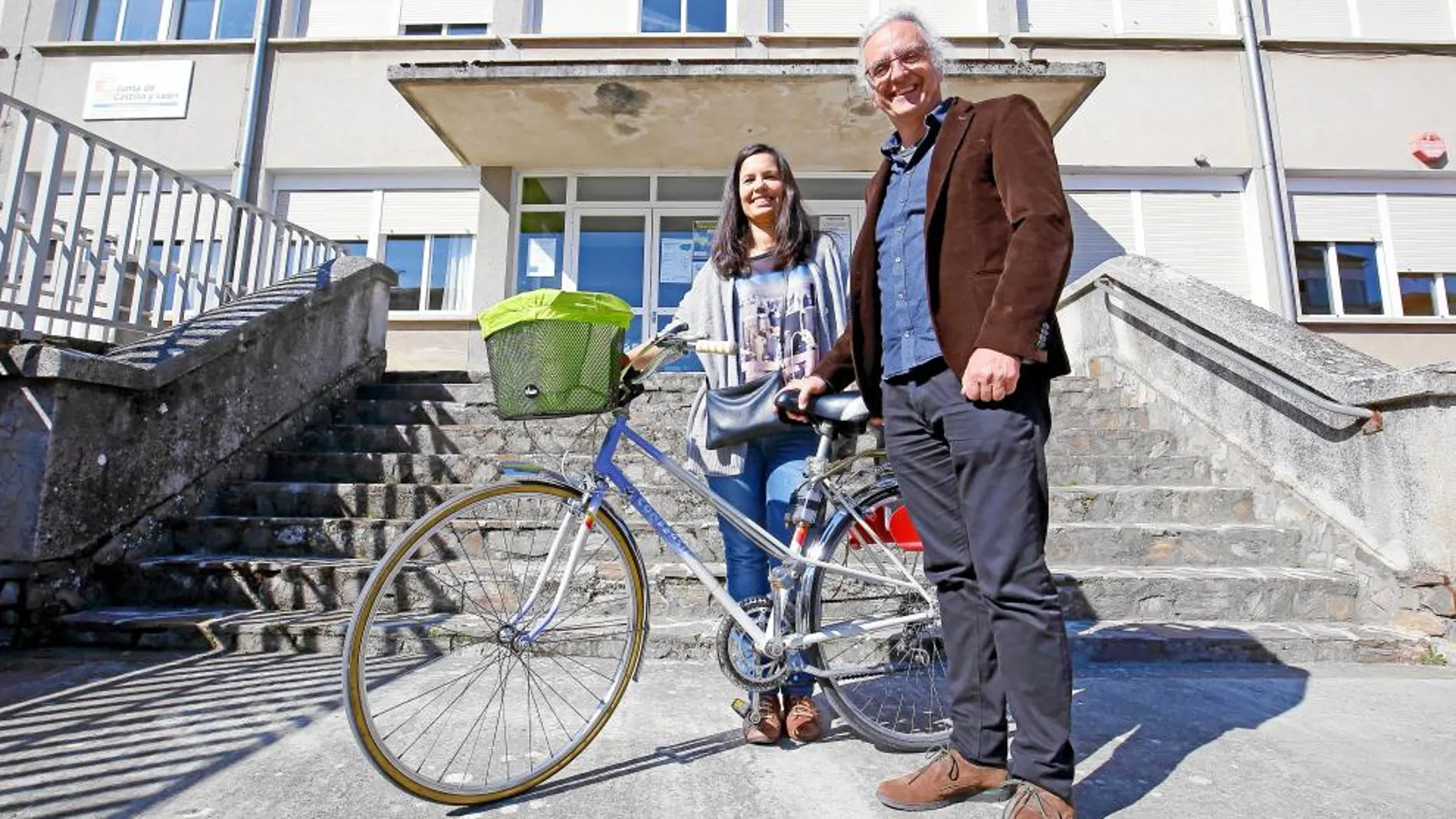 La técnico de la Fundación Vicente Ferrer en Castilla y León, Nuria Burgos, junto al profesor de geografía en el IES Bergidum Flavium de Cacabelos (León), Federico Méndez