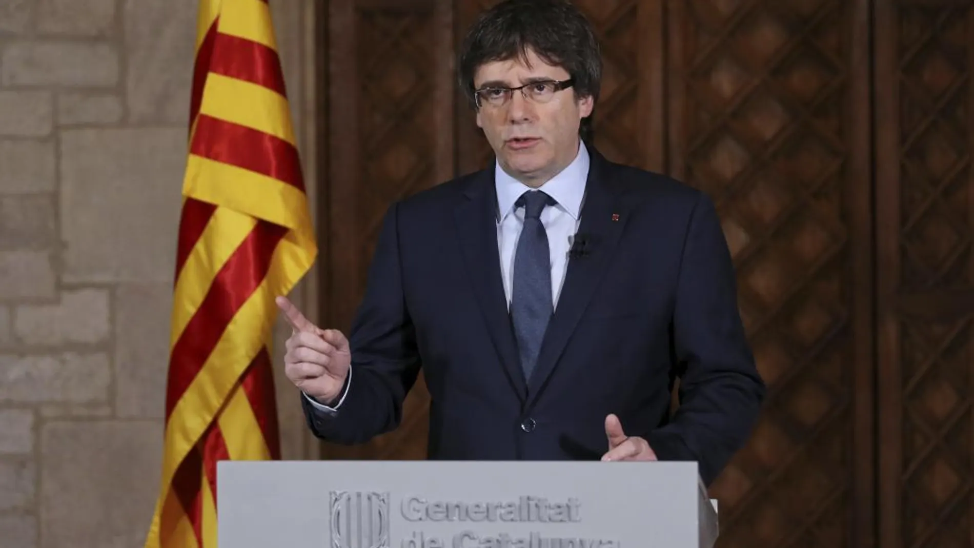 El presidente de la Generalitat, Carles Puigdemont, durante la declaración institucional hoy en la Galería Gótica del Palau de la Generalitat