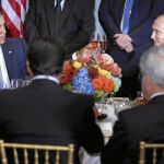 El presidente estadounidense Barack Obama (i) brinda con su homólogo ruso Vladimir Putin (d) durante el almuerzo oficial del debate anual de alto nivel de la Asamblea General de la ONU celebrado en su sede de Nueva York